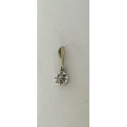 Pendentif en or gris 750 millièmes (18K) orné d'un diamant en brillant 0,04 cts environ. Vers 1970 dans le goût des années 1920.