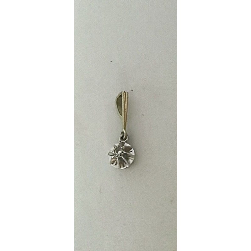 Pendentif en or gris 750 millièmes (18K) orné d'un diamant en brillant 0,04 cts environ. Vers 1970 dans le goût des années 1920.