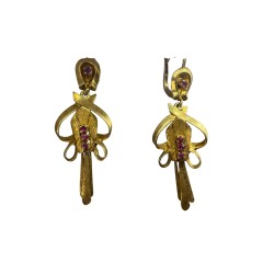 Paire de dormeuses or jaune 750 millièmes (18K) retenant un écusson à pampilles sur fond guilloché et incisé, agrémenté de ruban