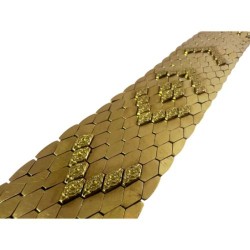 Bracelet manchette en or jaune 750 millièmes (18K) à mailles plates partiellement rehaussées d'un motif fleuri répété en incisio