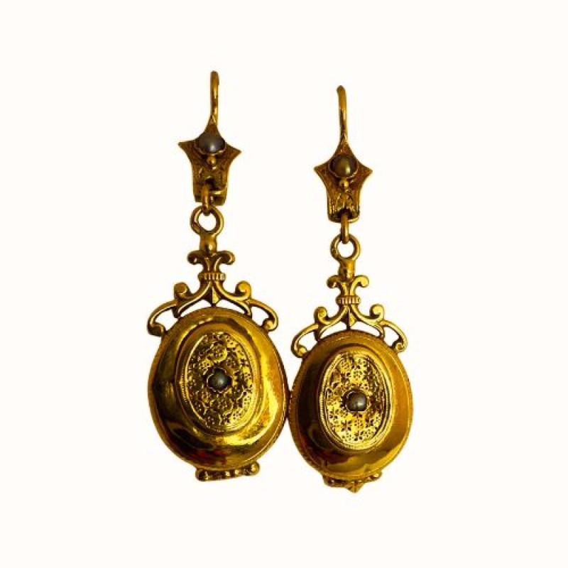 Paire de pendants d'oreille en or jaune 750 millièmes (18K) agrémentés de petites perles de culture sur fond finement ciselé. Po