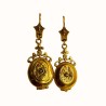 Paire de pendants d'oreille en or jaune 750 millièmes (18K) agrémentés de petites perles de culture sur fond finement ciselé. Po