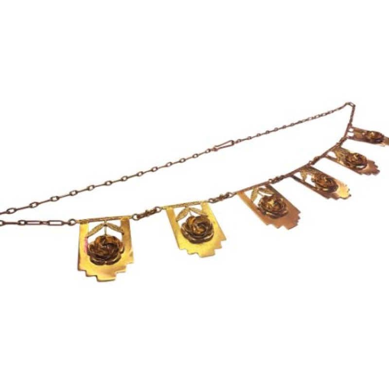 Collier draperie deux tons en or jaune nuancé vert 750 millièmes (18K), à décor de registres fleuris en relief. Fermoir à croche