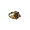 Bague constituée d'un ancien bijoux en or jaune 750 millièmes (18K), le chaton à décor rayonnant surmonté d'un bouton. Poids : 8