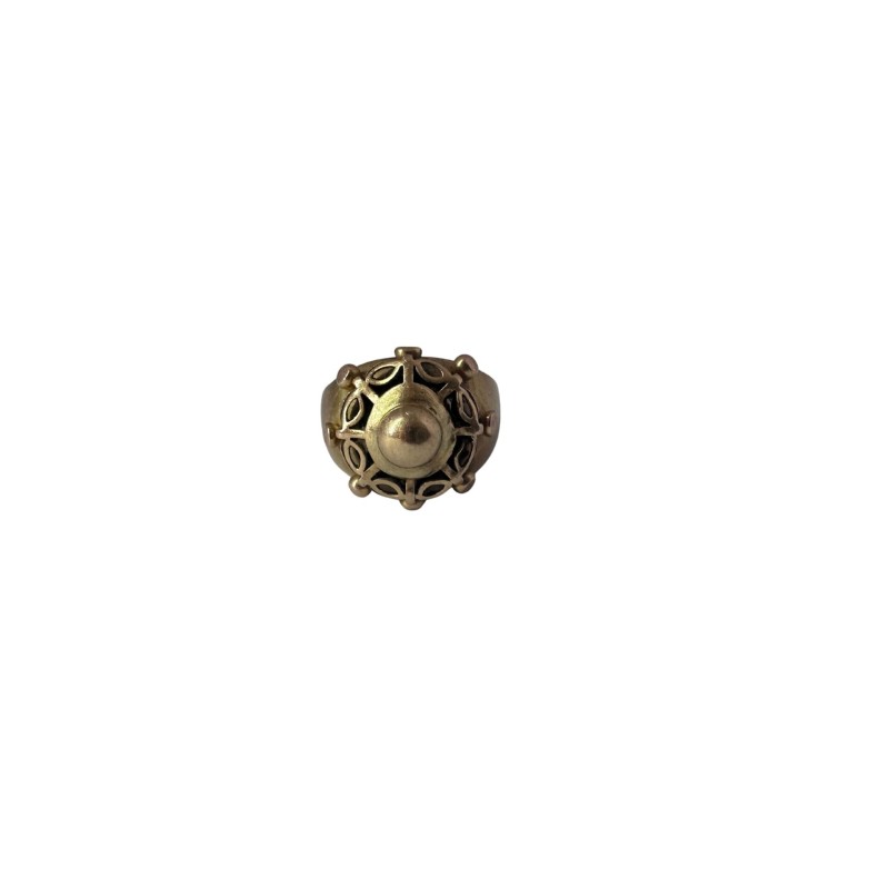 Bague constituée d'un ancien bijoux en or jaune 750 millièmes (18K), le chaton à décor rayonnant surmonté d'un bouton. Poids : 8