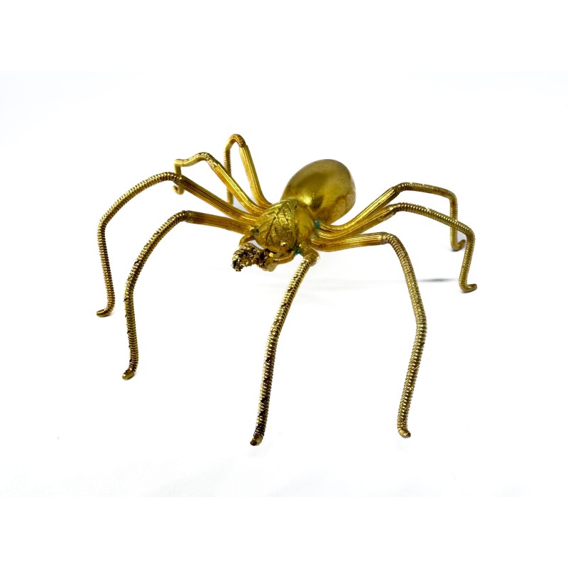 Broche araignée en or jaune 750 millièmes (18K), une pépite retenue par les pédipalpes, ceux-ci tout comme les pattes travaillée