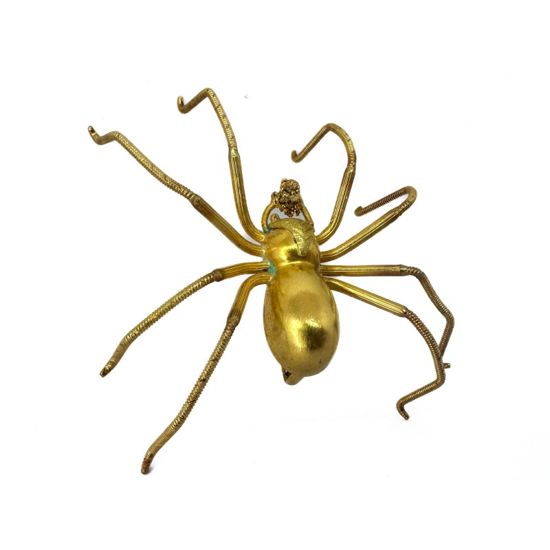 Broche araignée en or jaune 750 millièmes (18K), une pépite retenue par les pédipalpes, ceux-ci tout comme les pattes travaillée