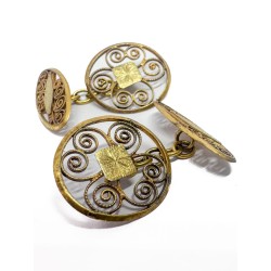 Paire de boutons de manchette en or jaune 750 millièmes (18K), décor filigrané et satiné. Poids : 5,37 g
