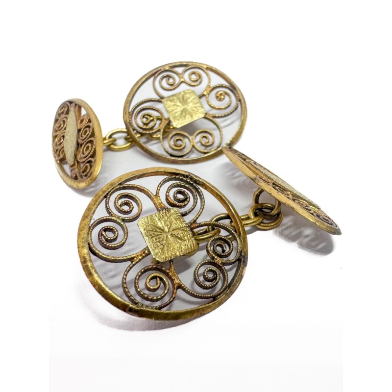Paire de boutons de manchette en or jaune 750 millièmes (18K), décor filigrané et satiné. Poids : 5,37 g