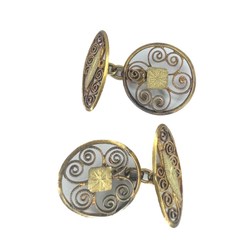 Paire de boutons de manchette en or jaune 750 millièmes (18K), décor filigrané et satiné. Poids : 5,37 g