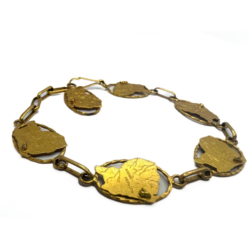Bracelet articulé à mailles en or jaune 750 millièmes (18K) rythmées de cartouches représentant la carte de la GUYANE soulignée 