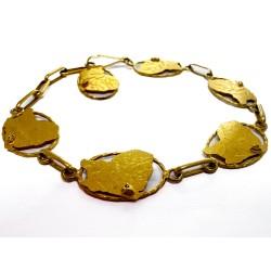 Bracelet articulé à mailles en or jaune 750 millièmes (18K) rythmées de cartouches représentant la carte de la GUYANE soulignée 