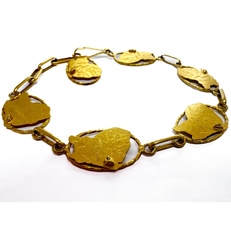 Bracelet articulé à mailles en or jaune 750 millièmes (18K) rythmées de cartouches représentant la carte de la GUYANE soulignée 