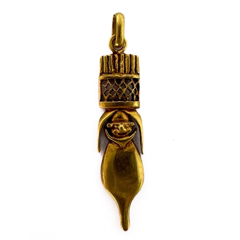 Pendentif oblong en or jaune 750 millièmes (18K). Poids : 1,80 g