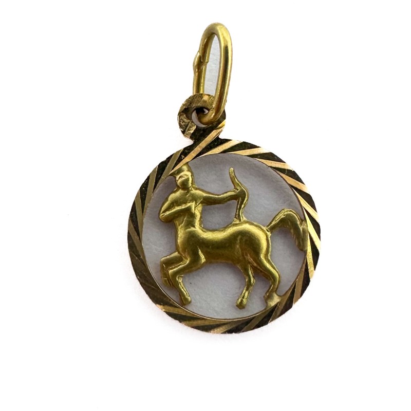 Médaille sagittaire en or jaune 18K ajouré Poids : 1g Médaille en or jaune 18K Sagittaire en relief Poids :1,32g