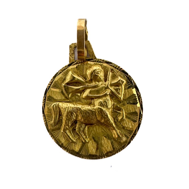 Médaille sagittaire en or jaune 18K ajouré Poids : 1g Médaille en or jaune 18K Sagittaire en relief Poids :1,32g
