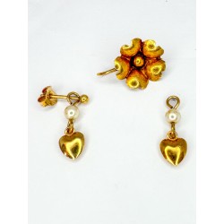 Dormeuse fleur orpheline en or jaune 18K poids : 0,82g Petite paire de pendants coeur et perles de culture en or jaune 18K Poids