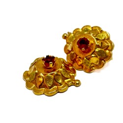 Paire de boucles d'oreille en or jaune 750 millièmes (18K) à degré agrémenté de pétales en alternance de poli et d'amati, et sur