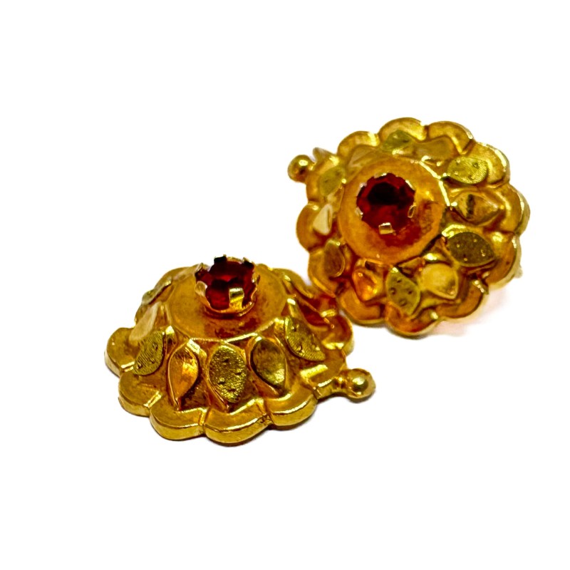 Paire de boucles d'oreille en or jaune 750 millièmes (18K) à degré agrémenté de pétales en alternance de poli et d'amati, et sur