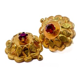 Paire de boucles d'oreille en or jaune 750 millièmes (18K) à degré agrémenté de pétales en alternance de poli et d'amati, et sur