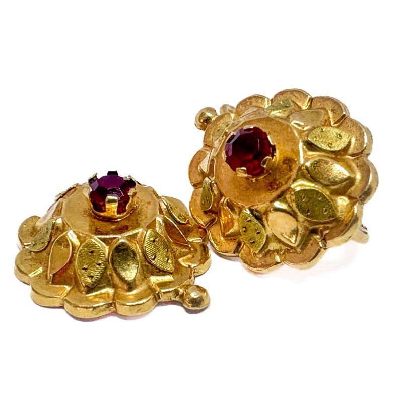 Paire de boucles d'oreille en or jaune 750 millièmes (18K) à degré agrémenté de pétales en alternance de poli et d'amati, et sur