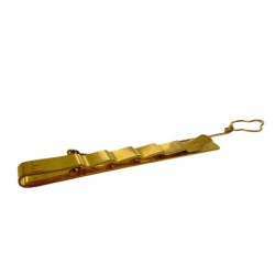 Epingle de cravate crantée et sa chainette en or jaune 750 millièmes (18K). Poids : 5,62 g