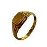 Bague en or jaune 750 millièmes (18K), le chaton à cartouche quadrangulaire. Poids : 2,87 g.