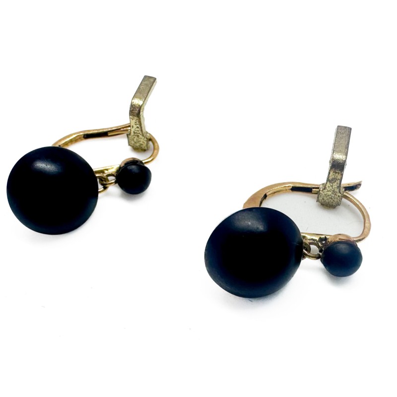 Petite paire de dormeuses en or jaune 750 millièmes (18K) et pierre noire. Poids : 2,09 g.