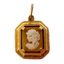 Camée en pendentif en or jaune 750 millièmes (18K). Poids : 0,95 g