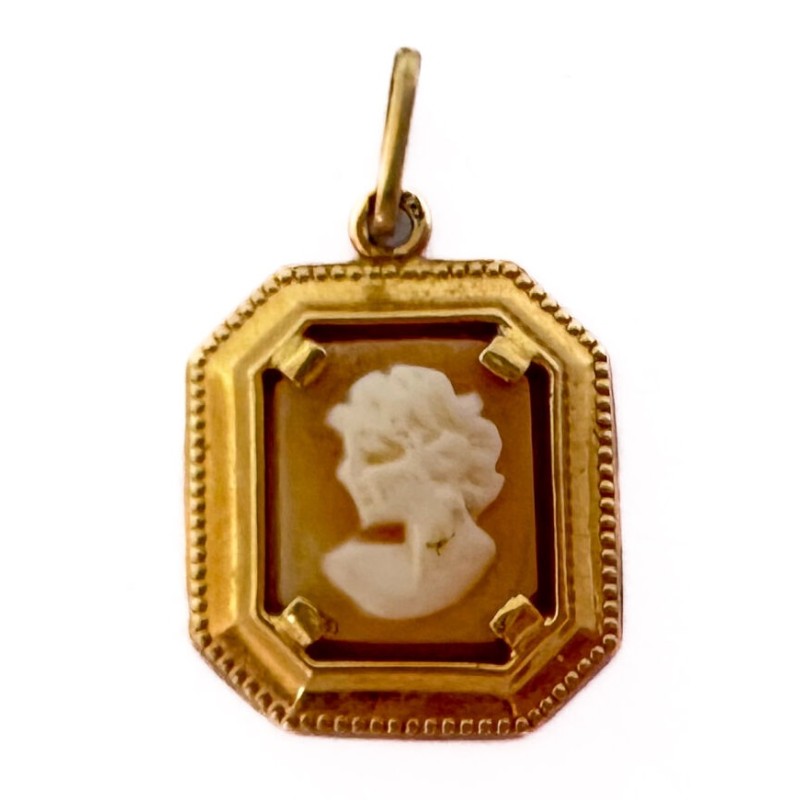 Camée en pendentif en or jaune 750 millièmes (18K). Poids : 0,95 g