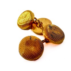 Paire de boutons de manchette striés en or jaune 750 millièmes (18K). Poids : 2,18 g. (Petits enfoncements).