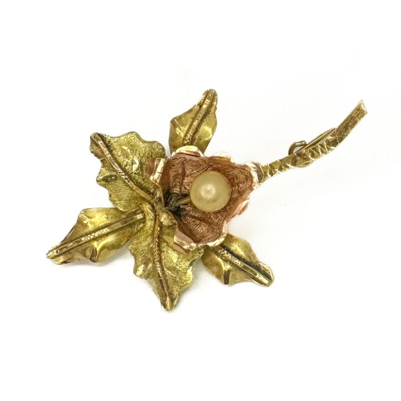 Broche orchidée en or jaune et rose 750 millièmes (18K) et sa perle de culture. Subtil travail en amati, satiné et en incision. 
