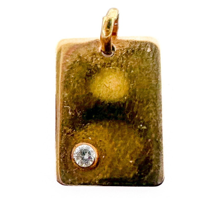 Pendentif coeur en or jaune 18K Poids : 1,37g Petit pendentif Saint Georges tuant le dragon en or jaune 18K Poids : 0,79g Petite