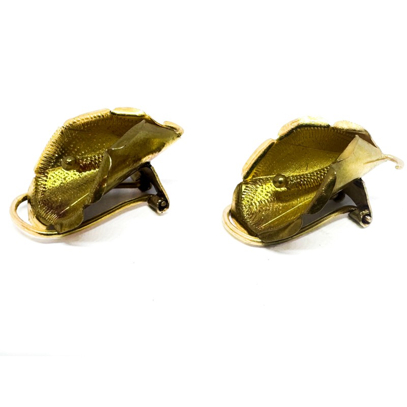 Paire de clips d'oreille anthurium en or jaune 750 millièmes (18K). Travail martiniquais en léger guillochage à l'intérieur de l