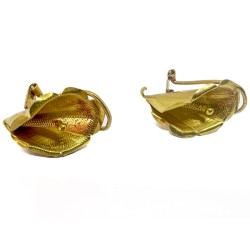 Paire de clips d'oreille anthurium en or jaune 750 millièmes (18K). Travail martiniquais en léger guillochage à l'intérieur de l
