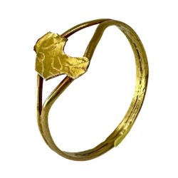 Bague en or jaune 750 millièmes (18K), chaton incisé à l'imitation d'une carte géographique. TDD 60. Poids : 1,77 g