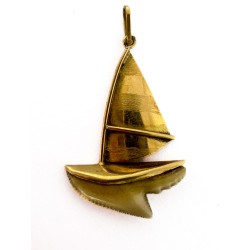 Pendentif barque en or jaune 750 millièmes (18K) monté sur une dent de poisson. Poids total : 1 g