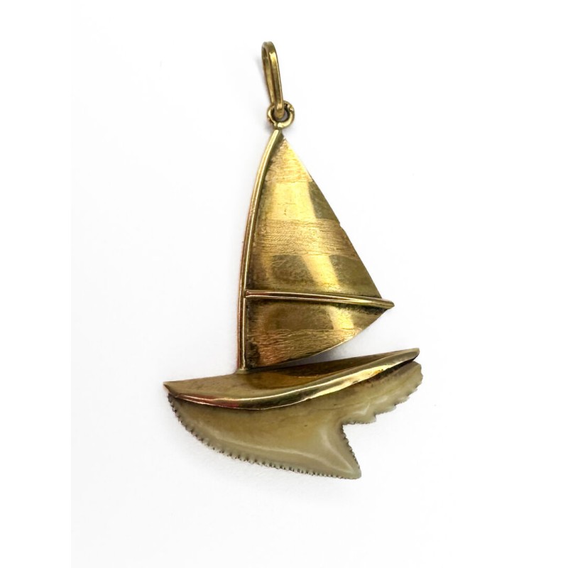 Pendentif barque en or jaune 750 millièmes (18K) monté sur une dent de poisson. Poids total : 1 g