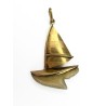 Pendentif barque en or jaune 750 millièmes (18K) monté sur une dent de poisson. Poids total : 1 g