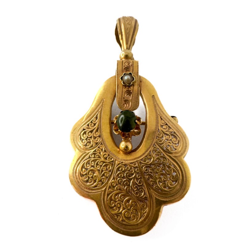 Pendentif polylobé en or jaune 750 millièmes (18K) à décor d'arabesques ajourées, d'une petite perle de culture grise et d'une p