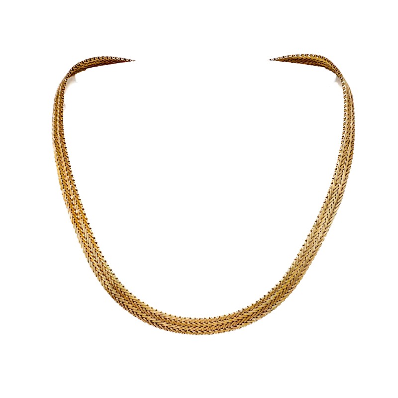 Collier en or jaune 750 millièmes (18K) à maille plate à la manière de la vannerie. Fermoir à cliquet et sécurité. Poids : 45,60