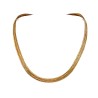 Collier en or jaune 750 millièmes (18K) à maille plate à la manière de la vannerie. Fermoir à cliquet et sécurité. Poids : 45,60