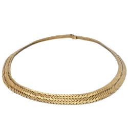 Collier en or jaune 750 millièmes (18K) à maille plate à la manière de la vannerie. Fermoir à cliquet et sécurité. Poids : 45,60