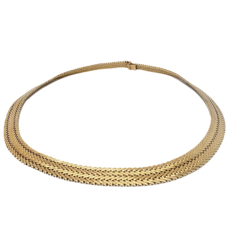 Collier en or jaune 750 millièmes (18K) à maille plate à la manière de la vannerie. Fermoir à cliquet et sécurité. Poids : 45,60