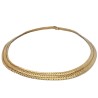 Collier en or jaune 750 millièmes (18K) à maille plate à la manière de la vannerie. Fermoir à cliquet et sécurité. Poids : 45,60