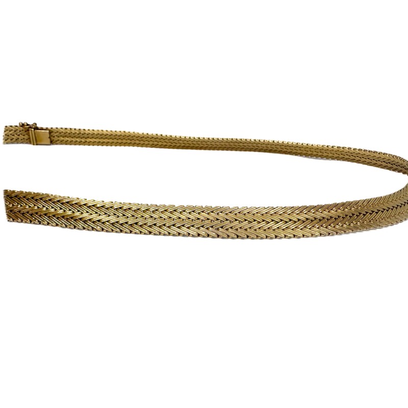 Collier en or jaune 750 millièmes (18K) à maille plate à la manière de la vannerie. Fermoir à cliquet et sécurité. Poids : 45,60