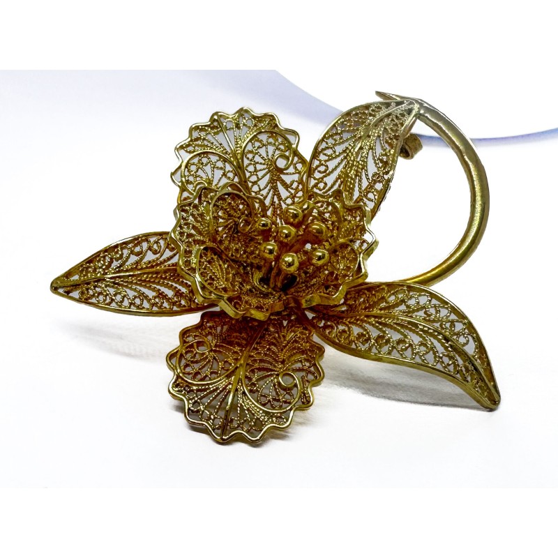 Broche fleur délicatement filigranée à pétales épanouis et pistil en or jaune 750 millièmes (18K), retenue par une tige recourbé
