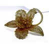 Broche fleur délicatement filigranée à pétales épanouis et pistil en or jaune 750 millièmes (18K), retenue par une tige recourbé
