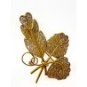 Broche filigranée en or jaune 750 millièmes (18K) réunissant trois feuilles en aplat. Poids : 7,92 g