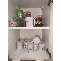 1 petit lot de vaisselle dont mugs en porcelaine, verres à eau